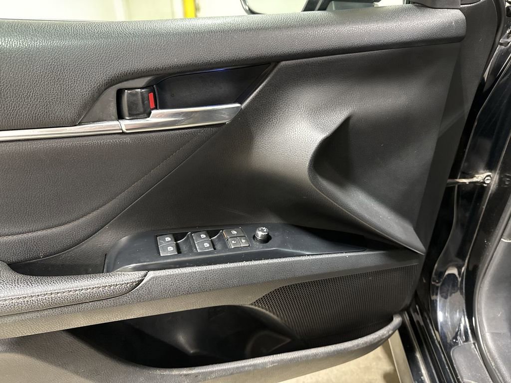 Used 2018 Toyota Camry XLE FWD image 20