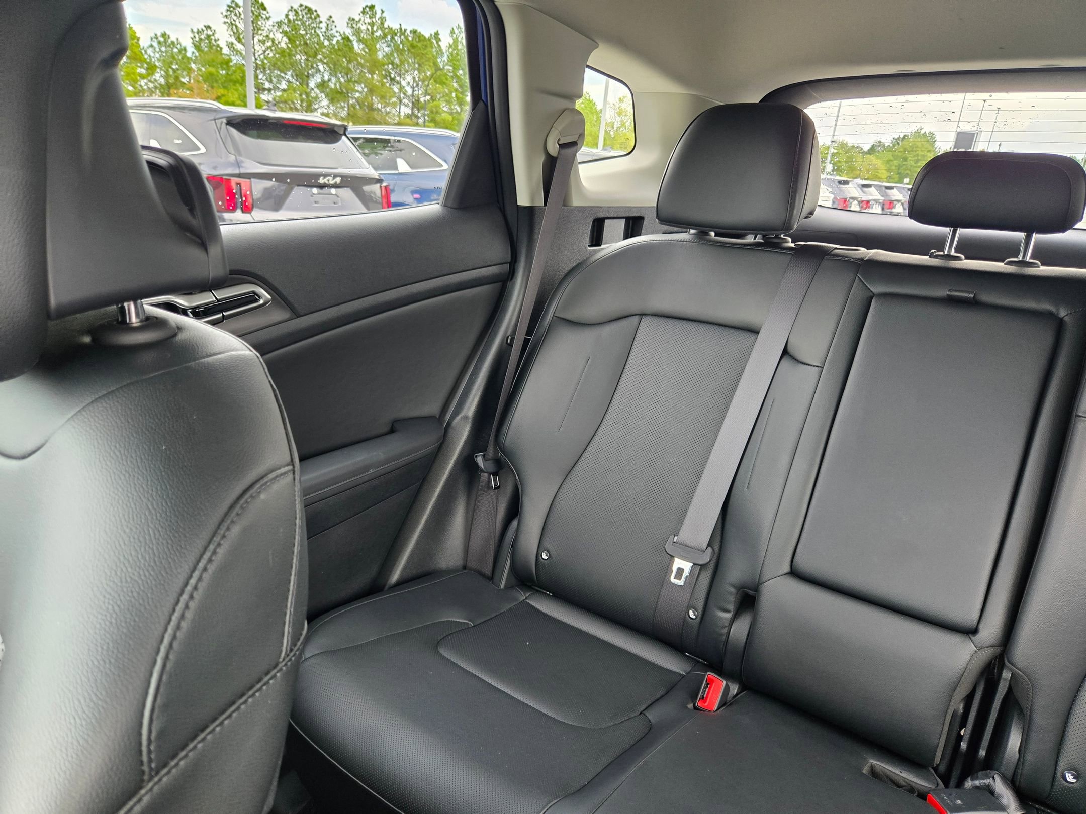 Used 2025 Kia Sportage EX image 12