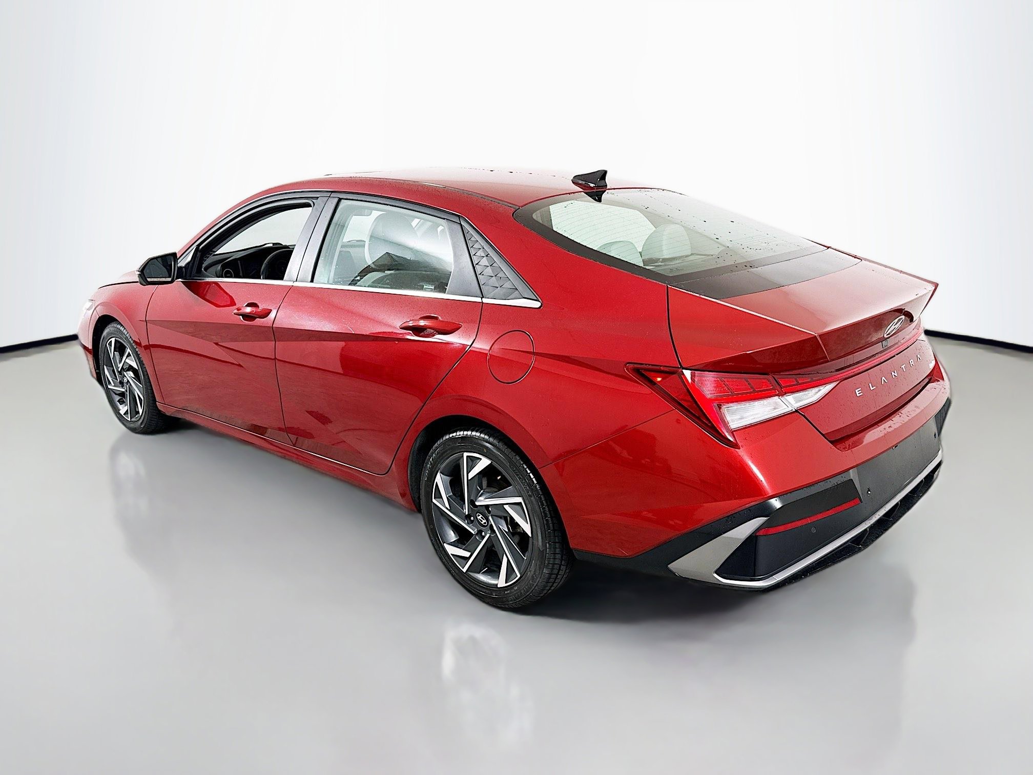 Used 2024 Hyundai Elantra Limited FWD image 5