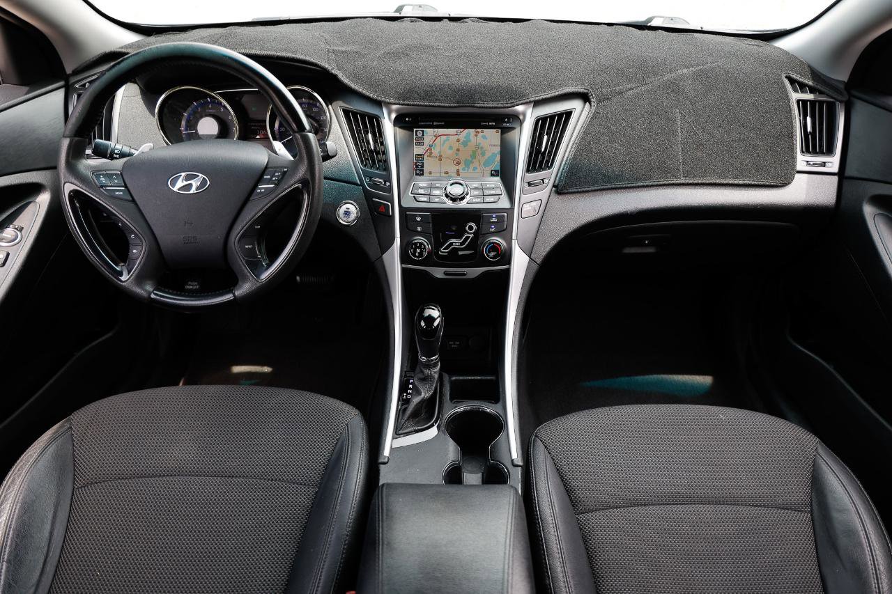 Used 2011 Hyundai Sonata SE w/ Navigation & Sunroof Pkg 4 FWD image 2