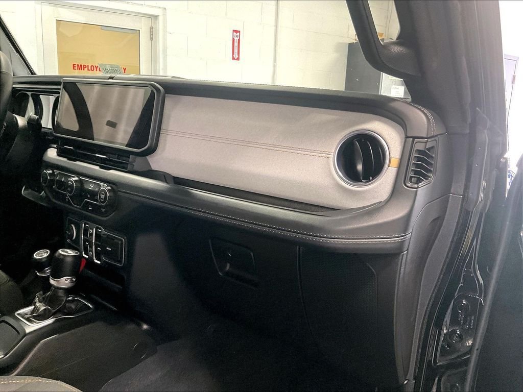 Used 2024 Jeep Wrangler Unlimited Sahara AWD/4WD image 13