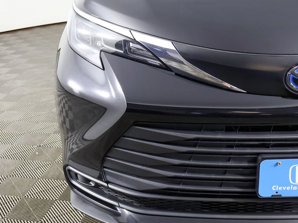 Used 2024 Toyota Sienna LE AWD/4WD image 11