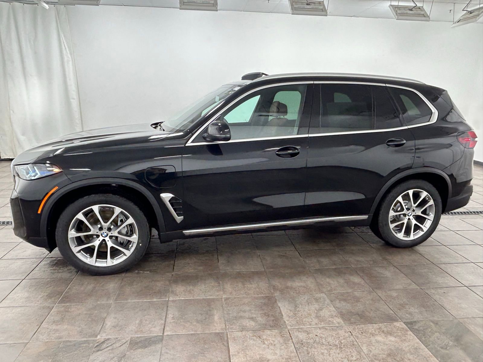 Used 2026 BMW X5 xDrive50e w/ Climate Comfort Package image 2