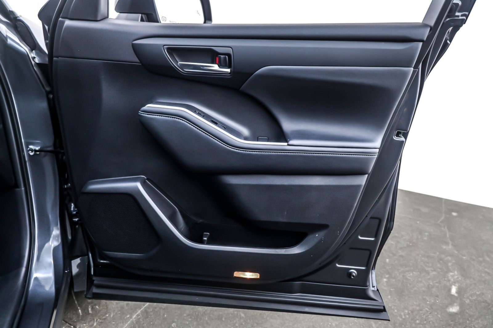 Used 2024 Toyota Highlander XLE image 24