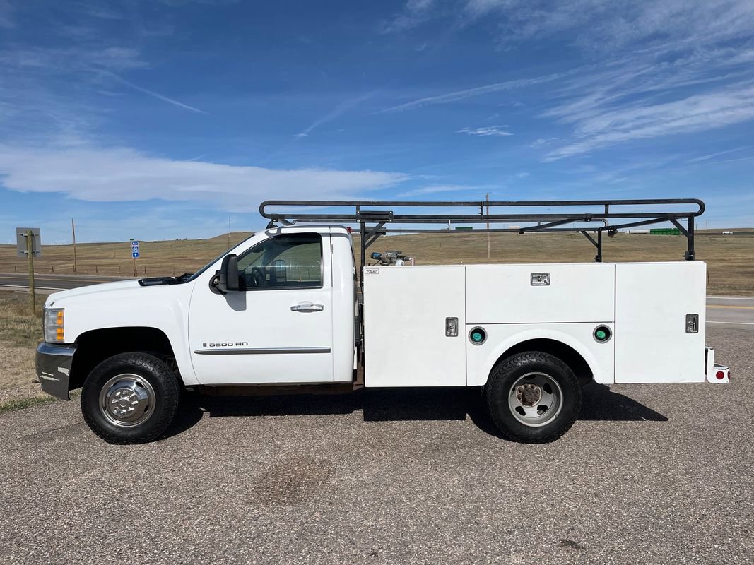 Used 2009 Chevrolet Silverado 3500 LT w/ Exterior Plus Package AWD/4WD image 2