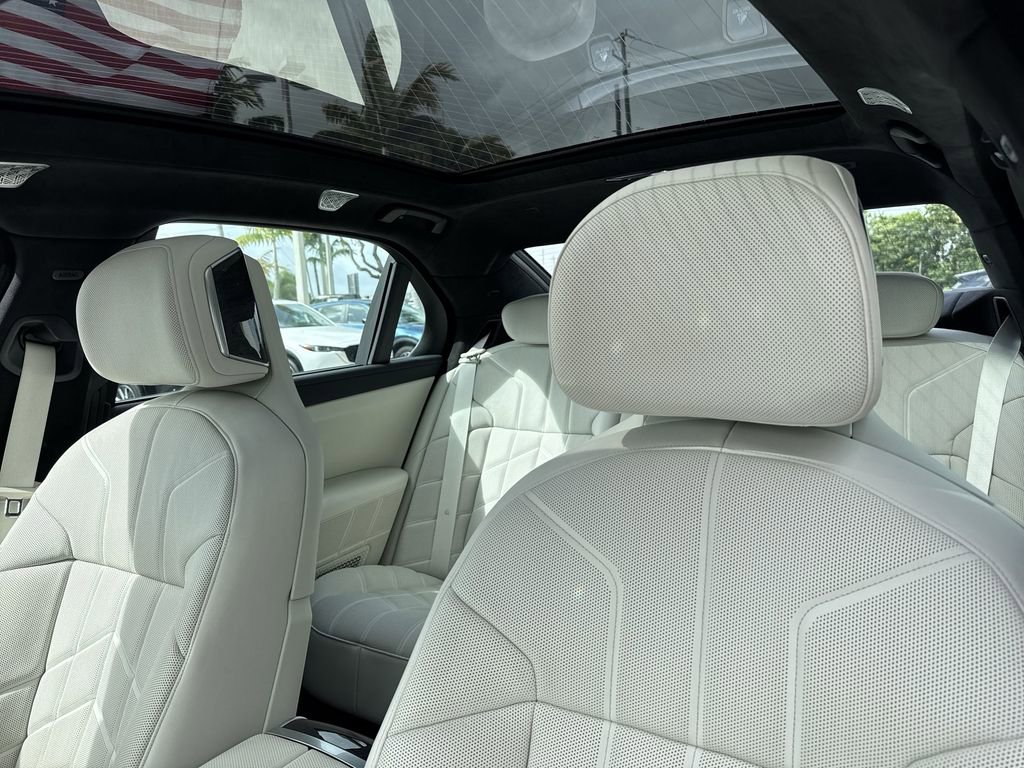 Used 2023 BMW 760i xDrive image 42