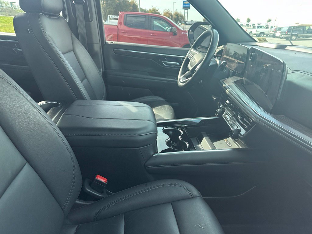 Used 2025 Chevrolet Suburban Z71 w/ Comfort Package AWD/4WD image 3