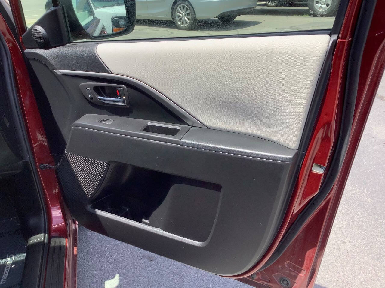 Used 2012 MAZDA MAZDA5 Sport FWD image 32