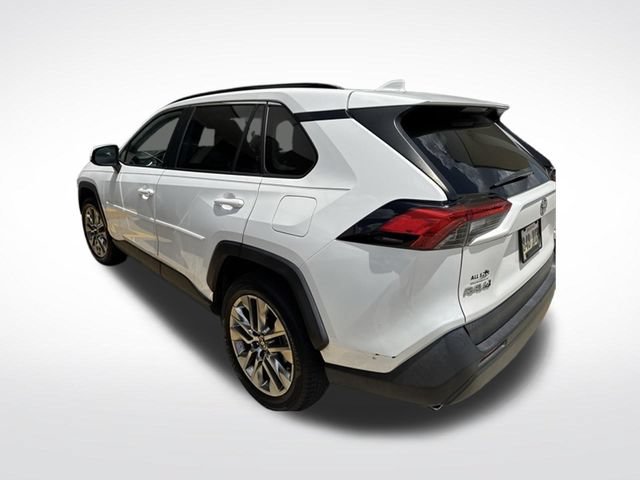 Used 2020 Toyota RAV4 XLE Premium FWD image 3