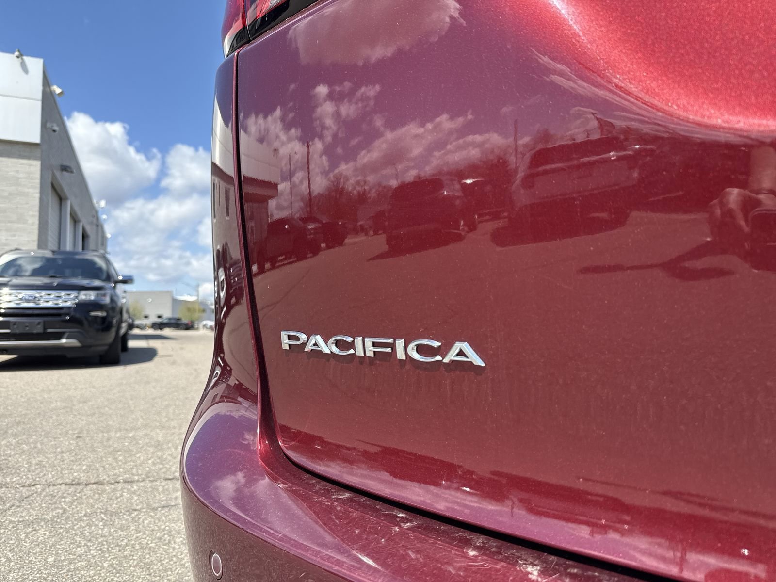 Used 2018 Chrysler Pacifica Touring-L Plus w/ Tire & Wheel Group image 18