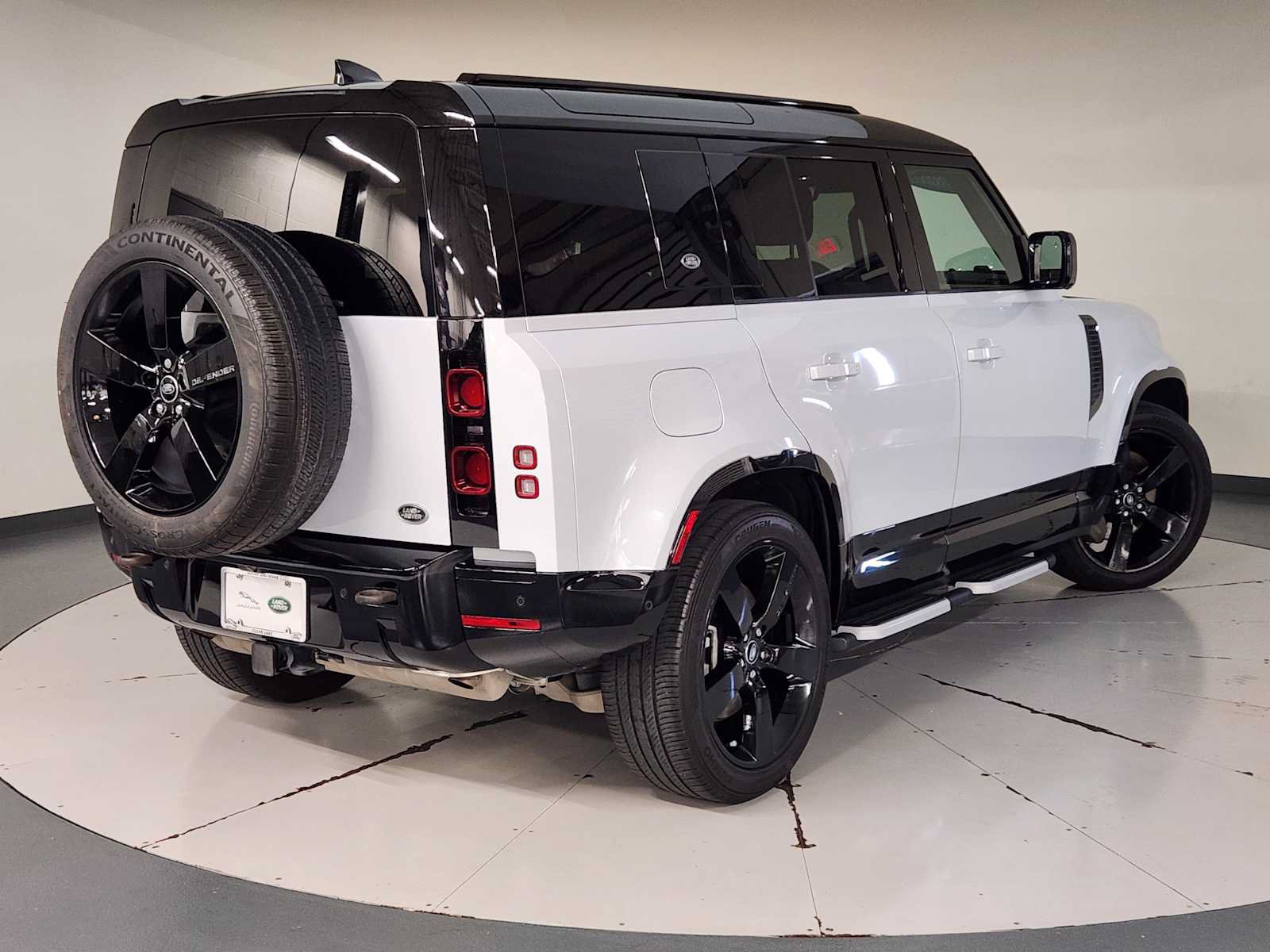 Used 2023 Land Rover Defender 110 X-Dynamic SE AWD/4WD image 2