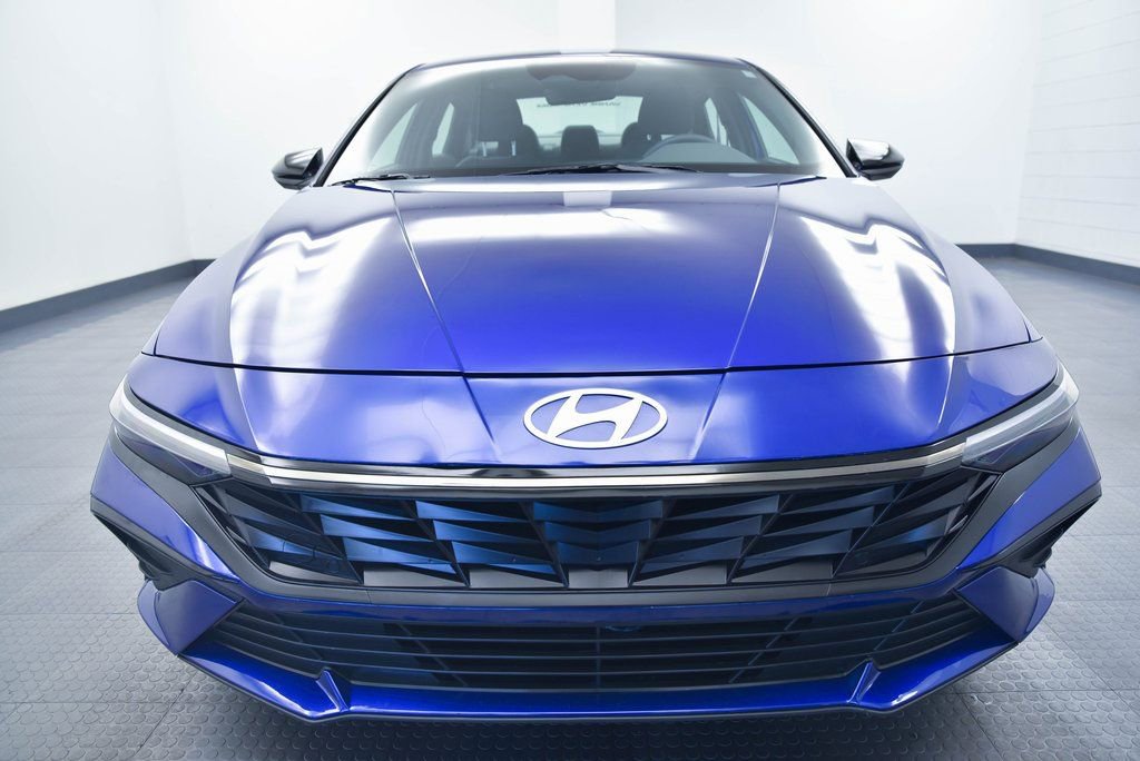 Used 2025 Hyundai Elantra SEL image 2