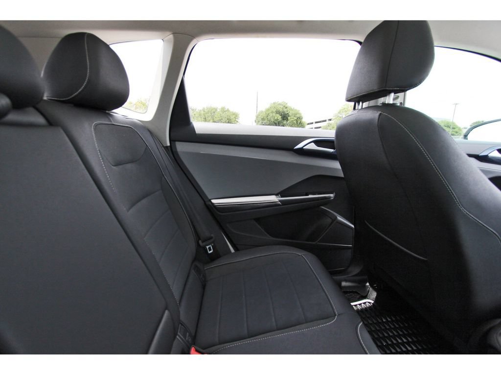 Used 2024 Volkswagen Taos SE w/ Panoramic Sunroof Package FWD image 13