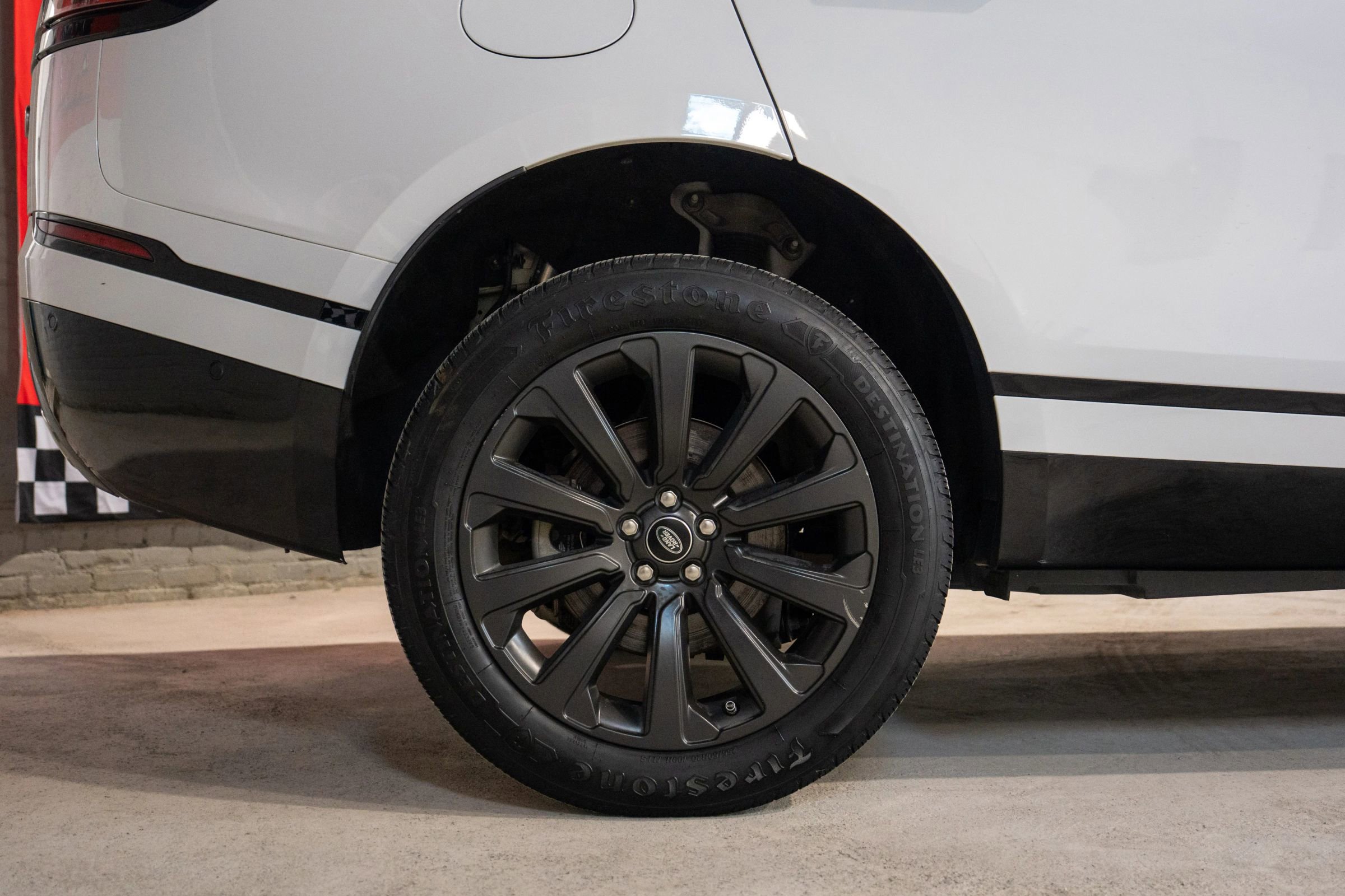 Used 2019 Land Rover Range Rover Velar R-Dynamic SE image 35