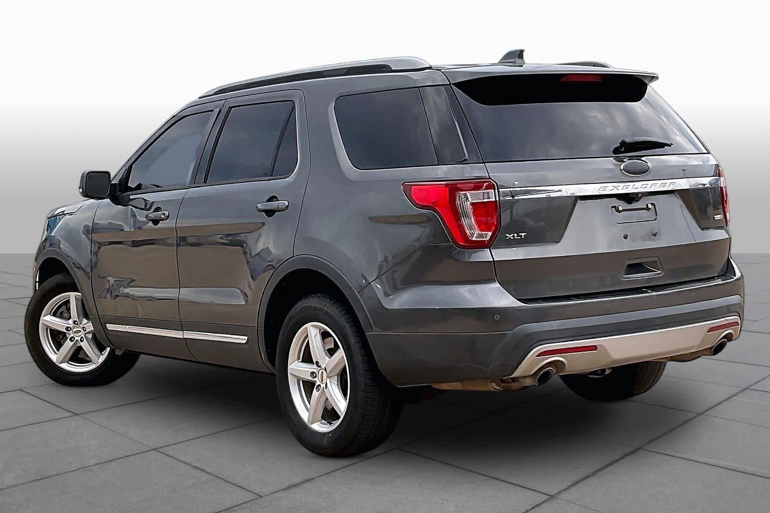 Used 2016 Ford Explorer XLT w/ Equipment Group 202A AWD/4WD image 12