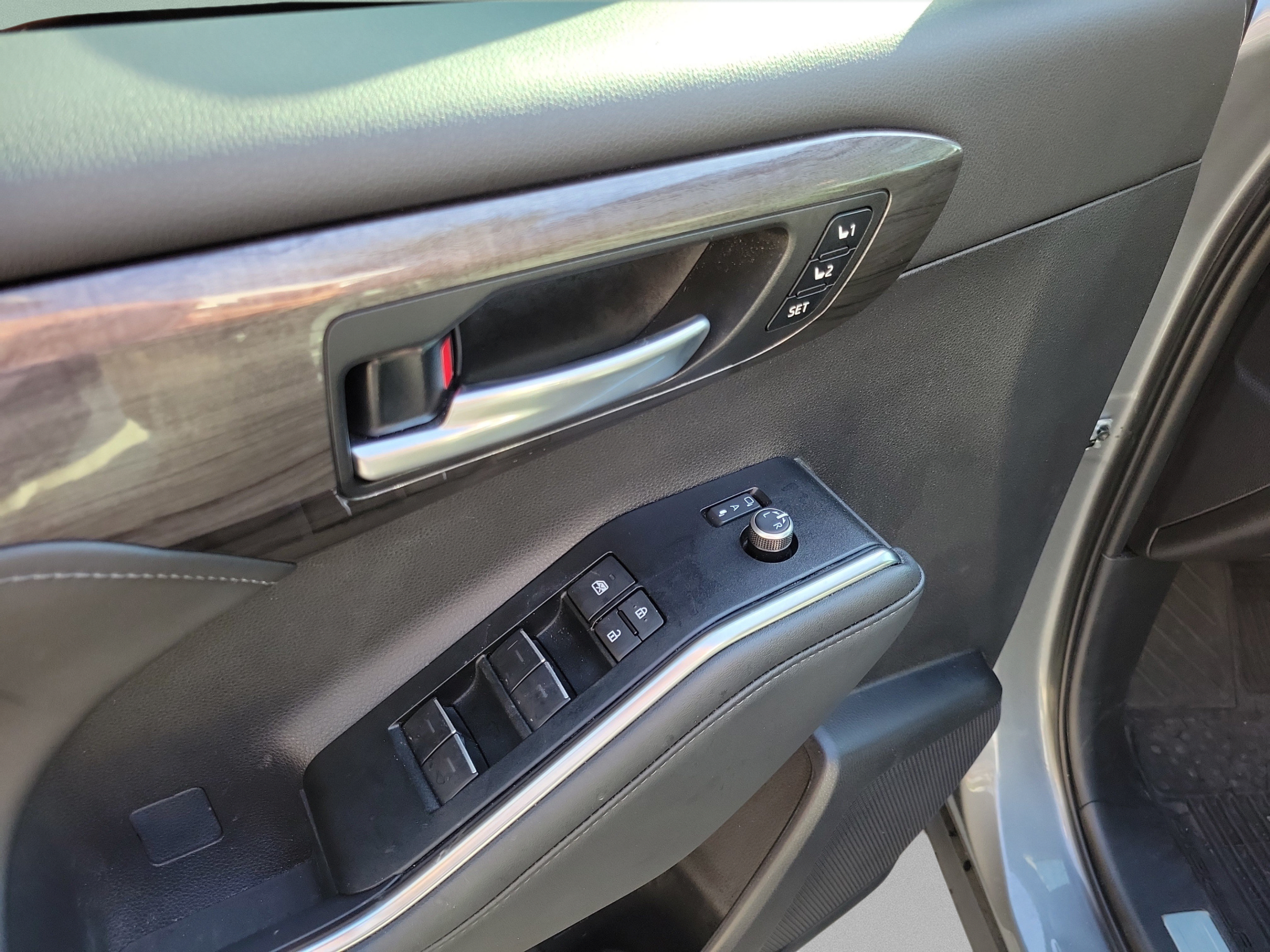 Certified 2025 Toyota Highlander Limited FWD image 8