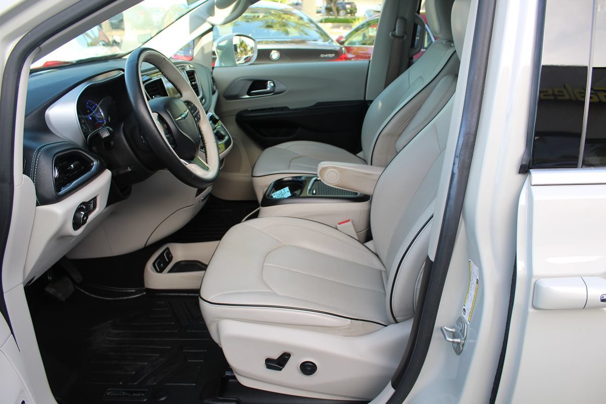 Used 2020 Chrysler Pacifica Limited w/ Advanced Safetytec Group FWD image 16