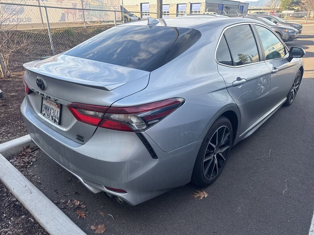Used 2021 Toyota Camry SE image 3