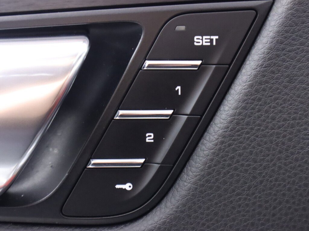 Used 2017 Porsche Macan S image 30