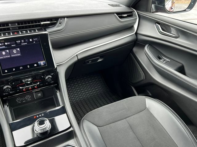 Used 2024 Jeep Grand Cherokee Altitude image 32