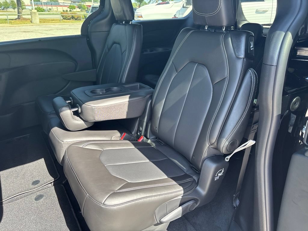 New 2027 Chrysler Pacifica Select FWD image 17