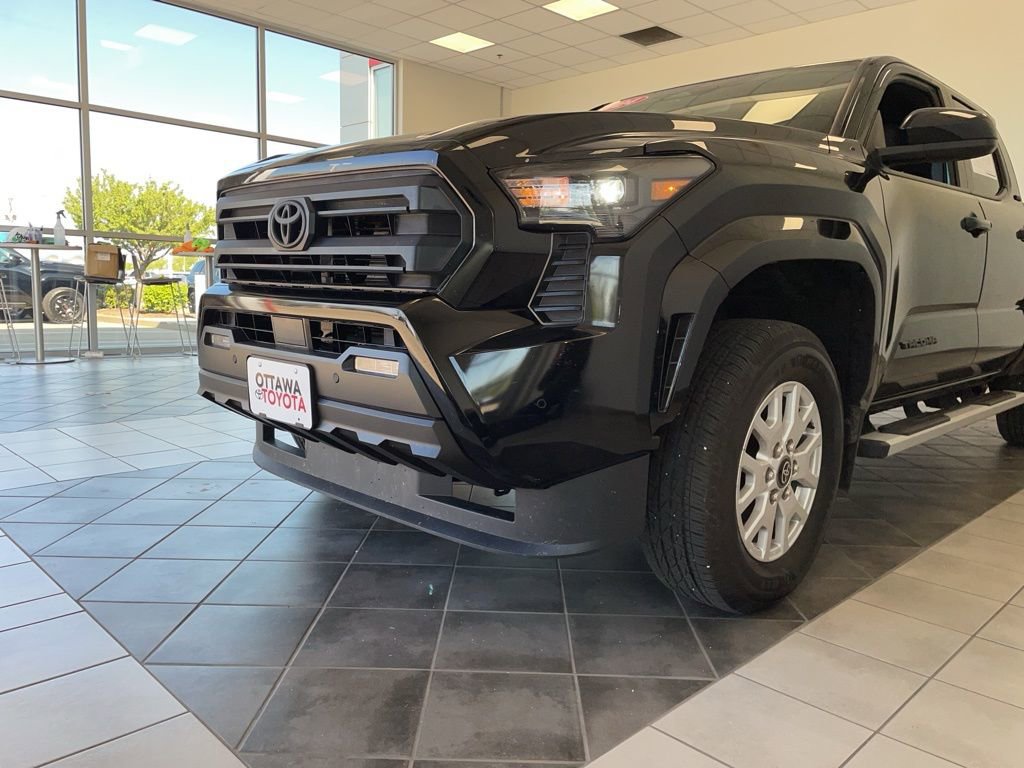 Used 2024 Toyota Tacoma SR5 AWD/4WD image 16