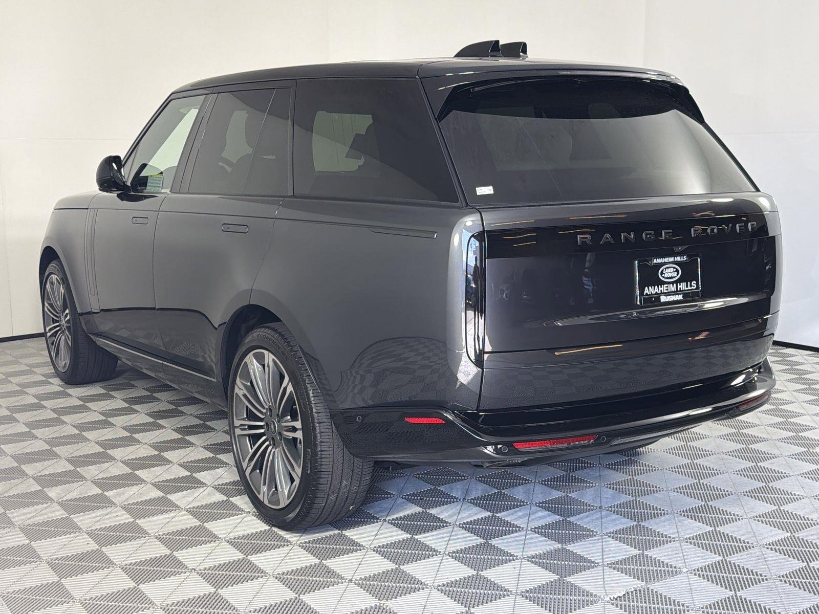 New 2025 Land Rover Range Rover SE image 3