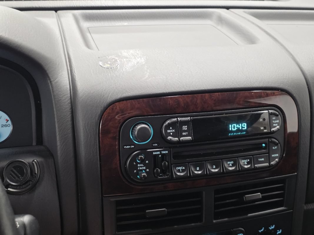 Used 2004 Jeep Grand Cherokee Limited w/ Cold Weather Group AWD/4WD image 30