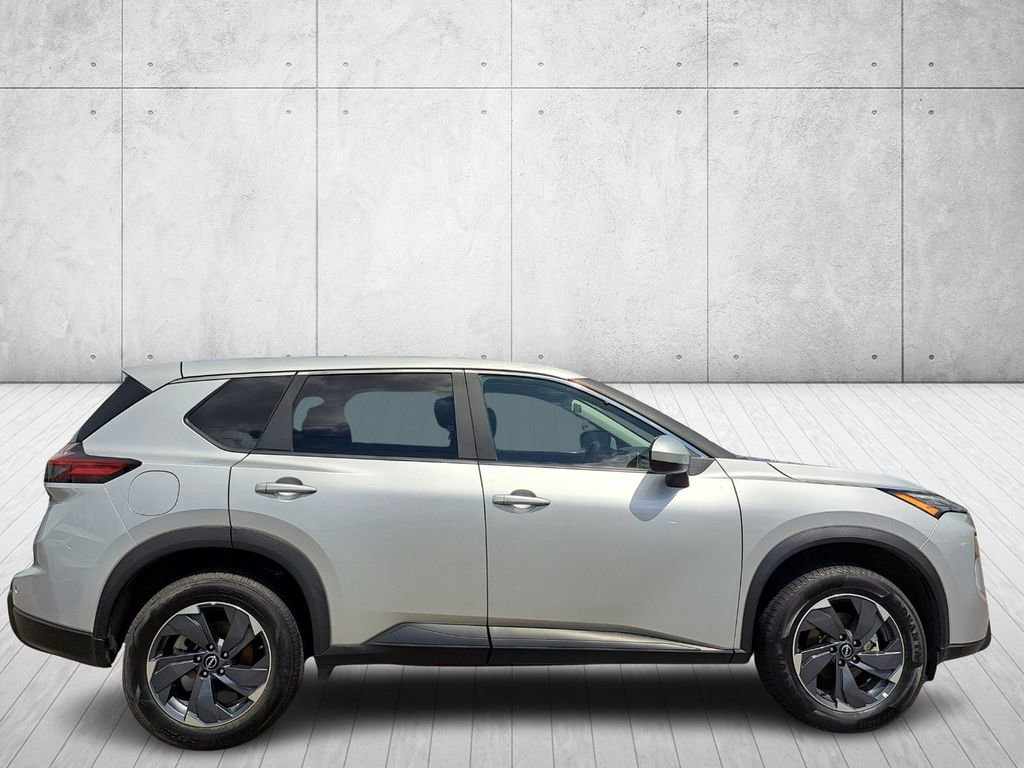 Used 2025 Nissan Rogue SV image 4