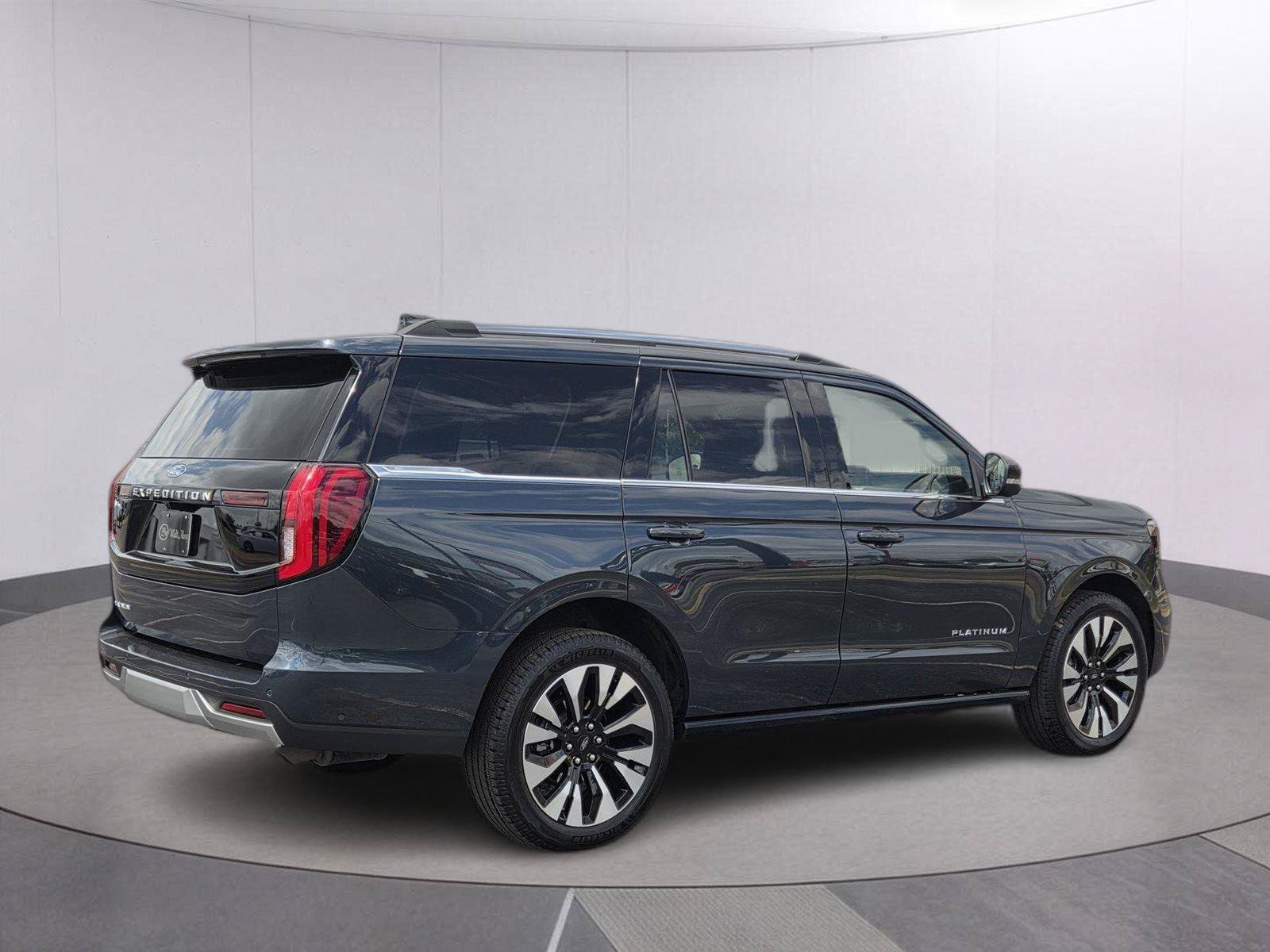 Used 2025 Ford Expedition Platinum w/ Driver's Package AWD/4WD image 5