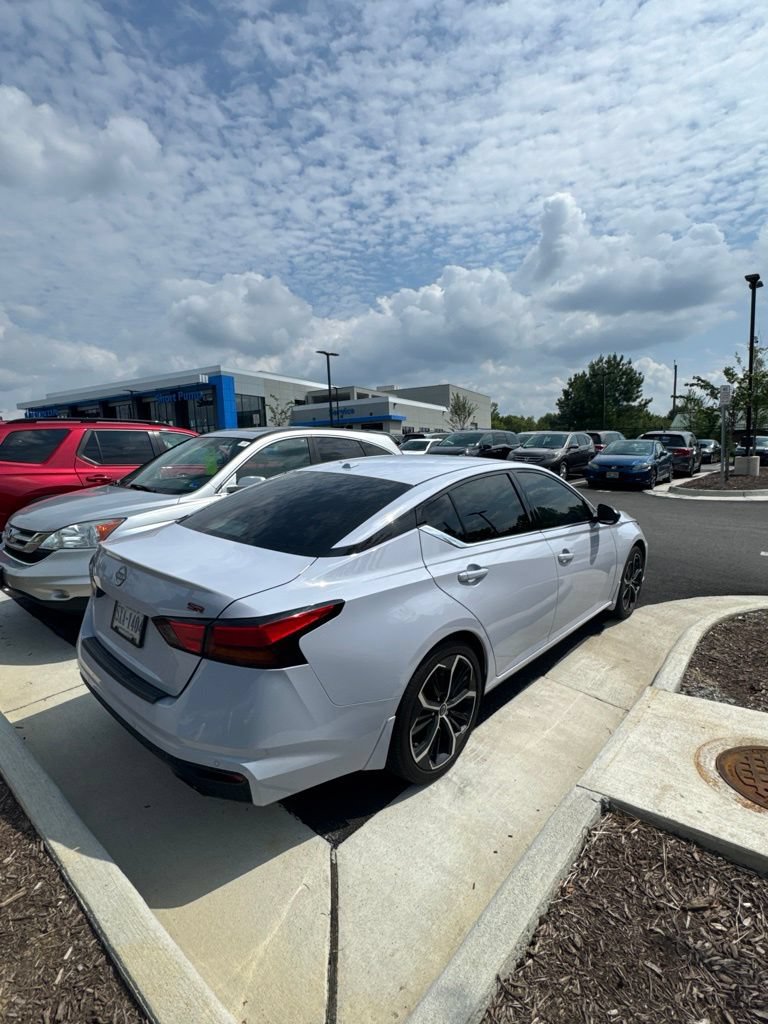Used 2025 Nissan Altima 2.5 SR FWD image 3