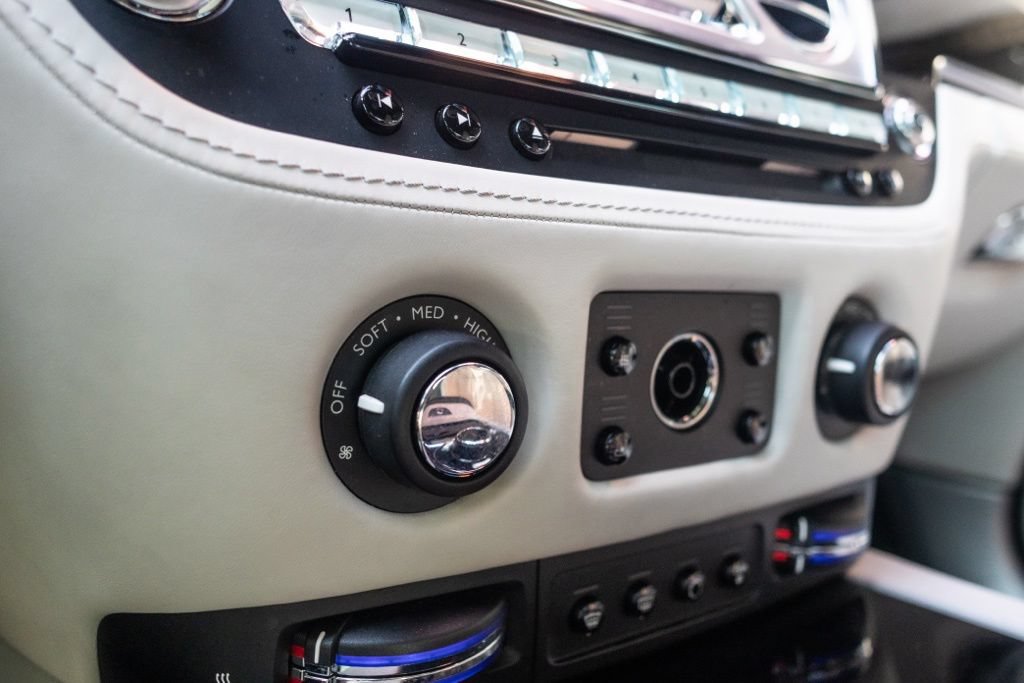 Used 2019 Rolls-Royce Wraith RWD image 28