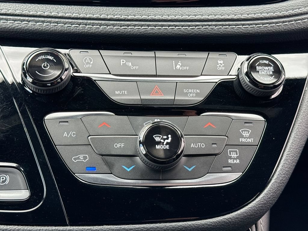 Used 2025 Chrysler Pacifica Limited FWD image 19