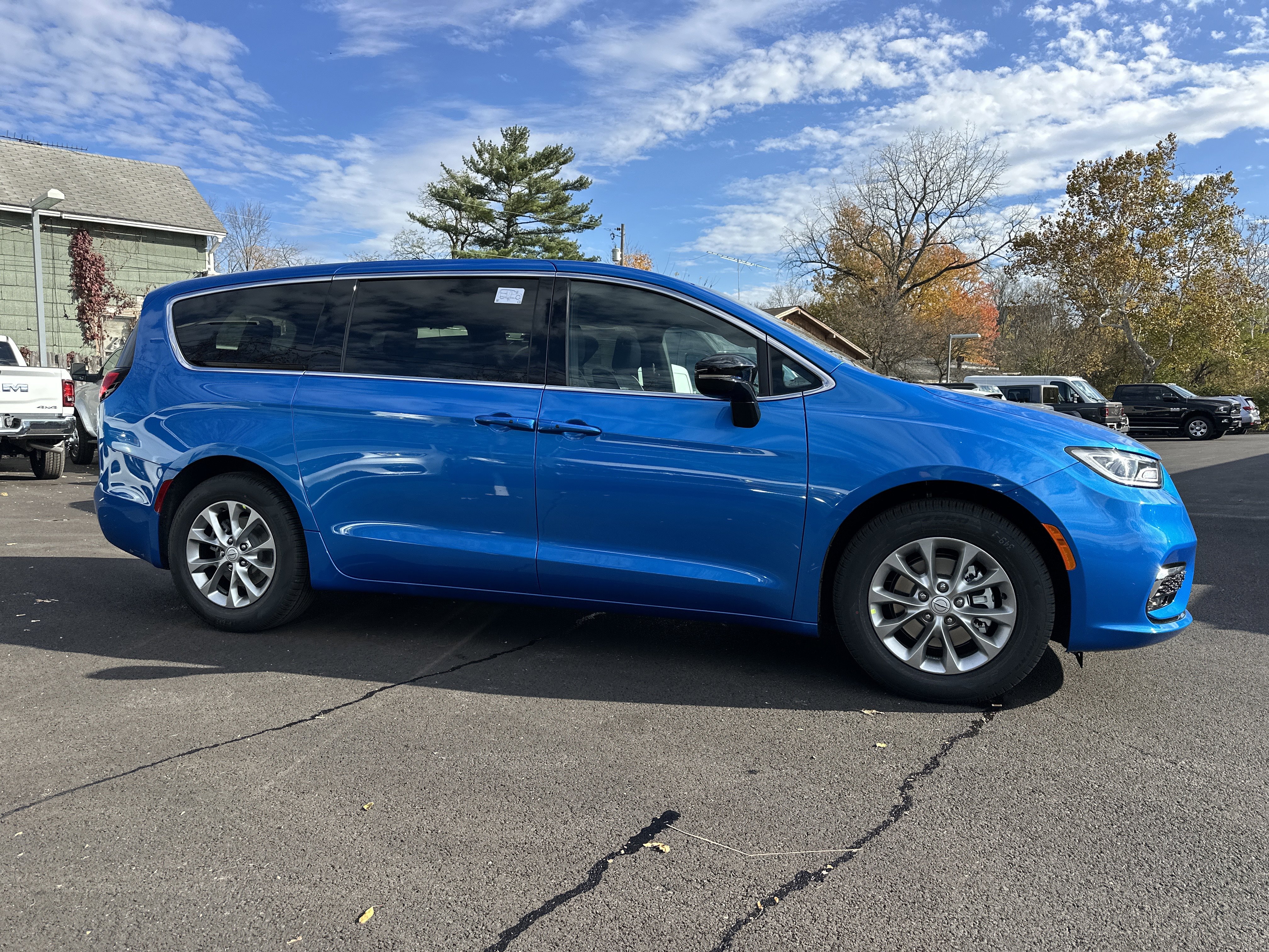 New 2026 Chrysler Pacifica Limited w/ Uconnect Theater Family Group image 17