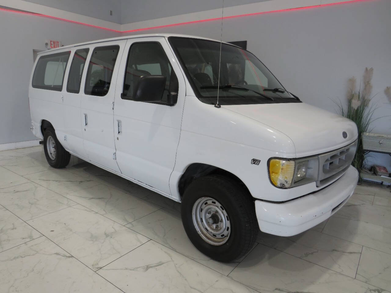Used 1998 Ford E-150 and Econoline 150 Club Wagon RWD image 1
