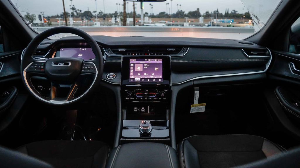 New 2025 Jeep Grand Cherokee Altitude image 13