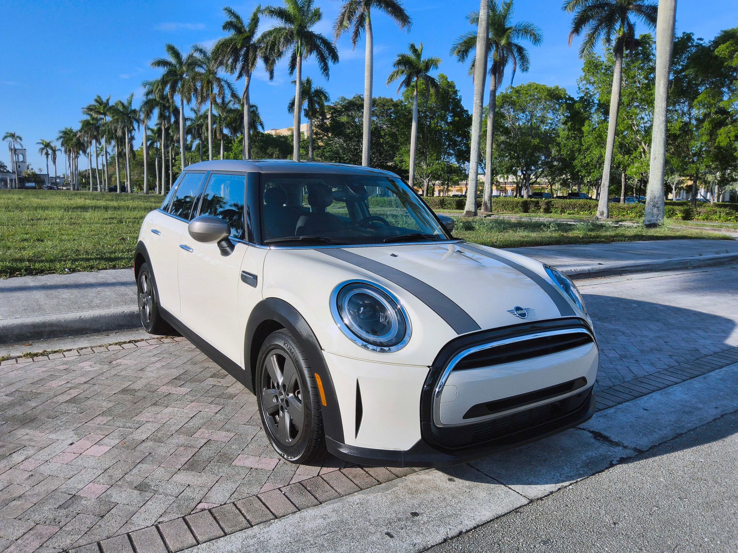 Used 2023 MINI Cooper 4-Door Hardtop FWD image 1