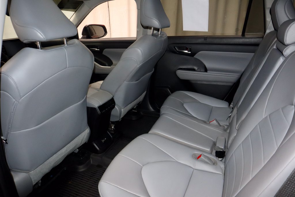 Used 2022 Toyota Highlander XLE AWD/4WD image 21