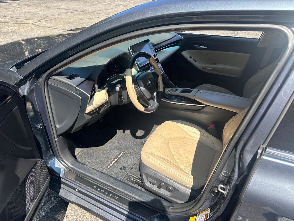 Used 2020 Toyota Avalon Limited image 4