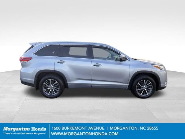 Used 2017 Toyota Highlander XLE w/ Carpet Mat Package AWD/4WD image 10