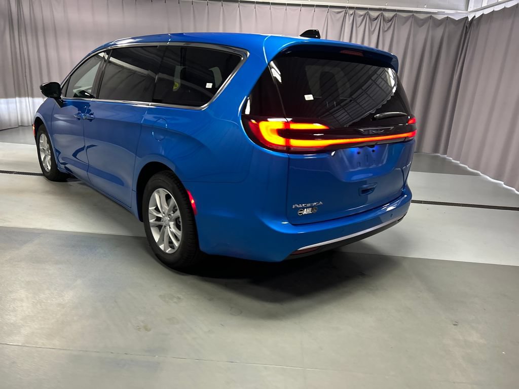 New 2027 Chrysler Pacifica Select FWD image 5