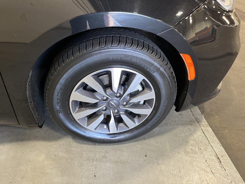 Used 2023 Chrysler Pacifica Touring-L FWD image 14