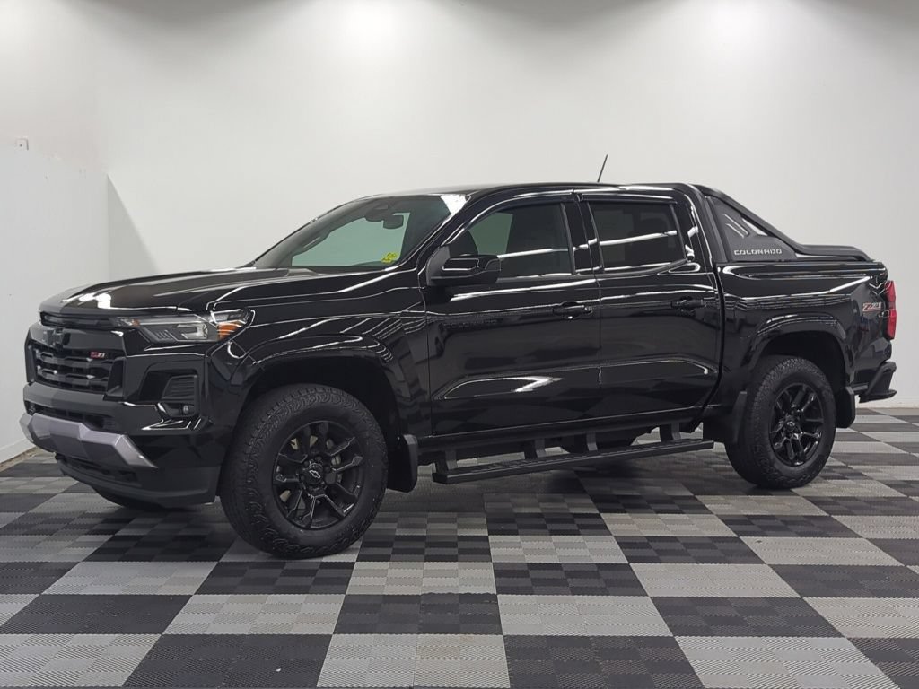 Used 2025 Chevrolet Colorado Z71 w/ Midnight Edition AWD/4WD image 3