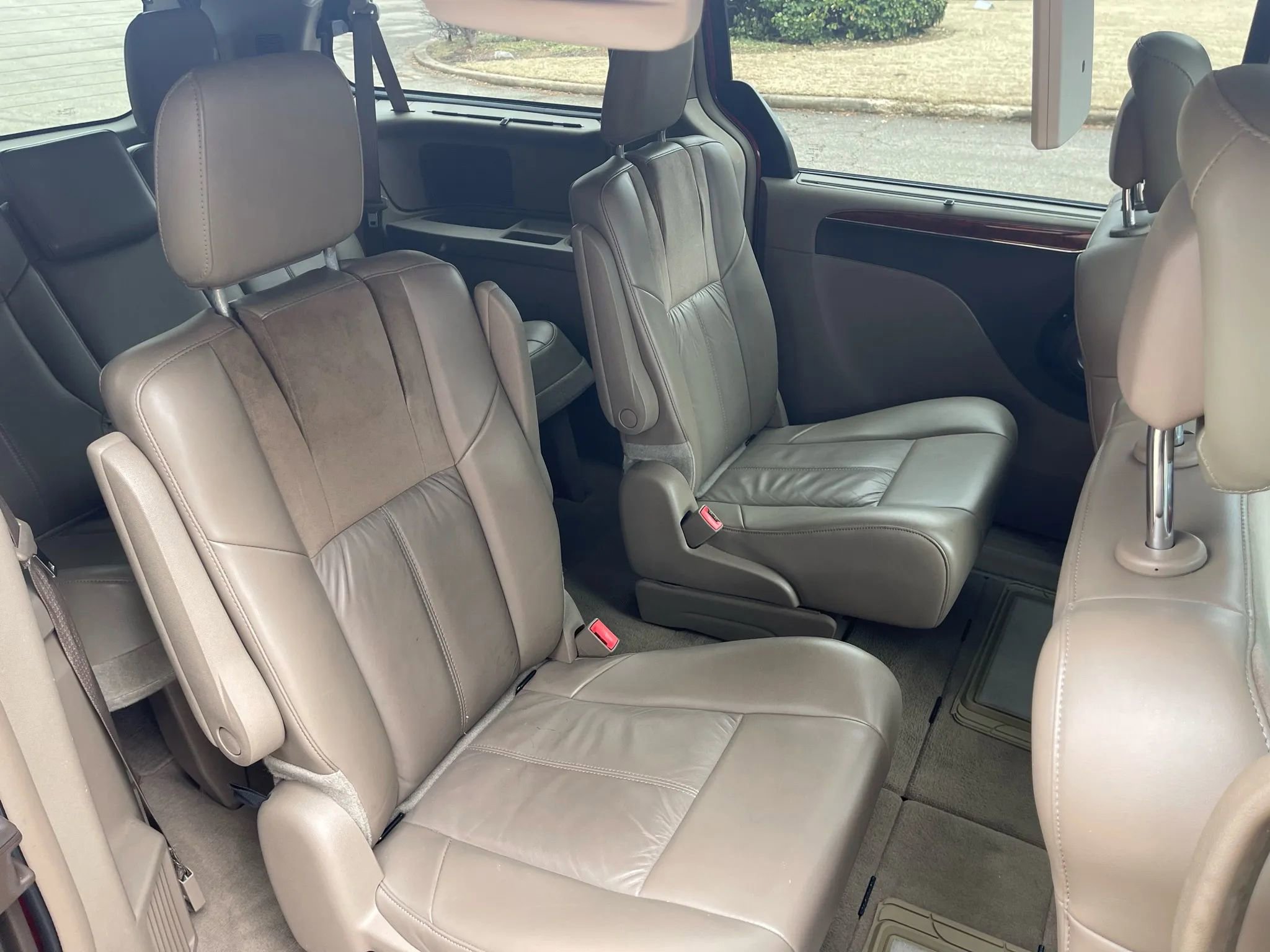 Used 2014 Chrysler Town & Country Limited w/ Luxury Group image 13