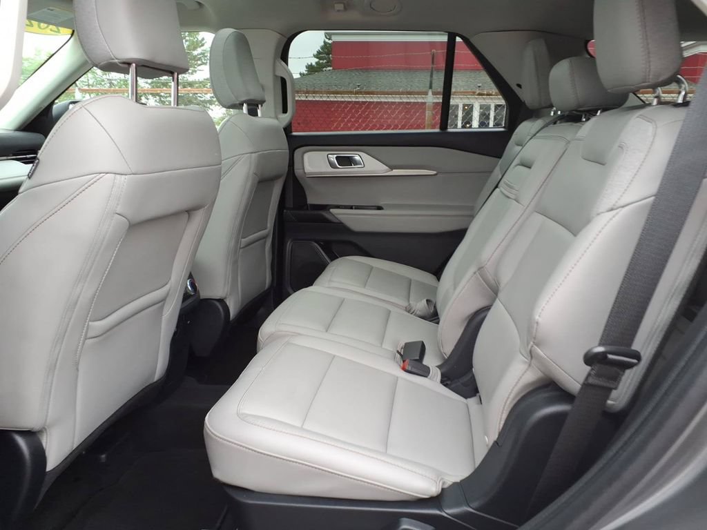 Certified 2025 Ford Explorer Active w/ Active Comfort Package AWD/4WD image 12