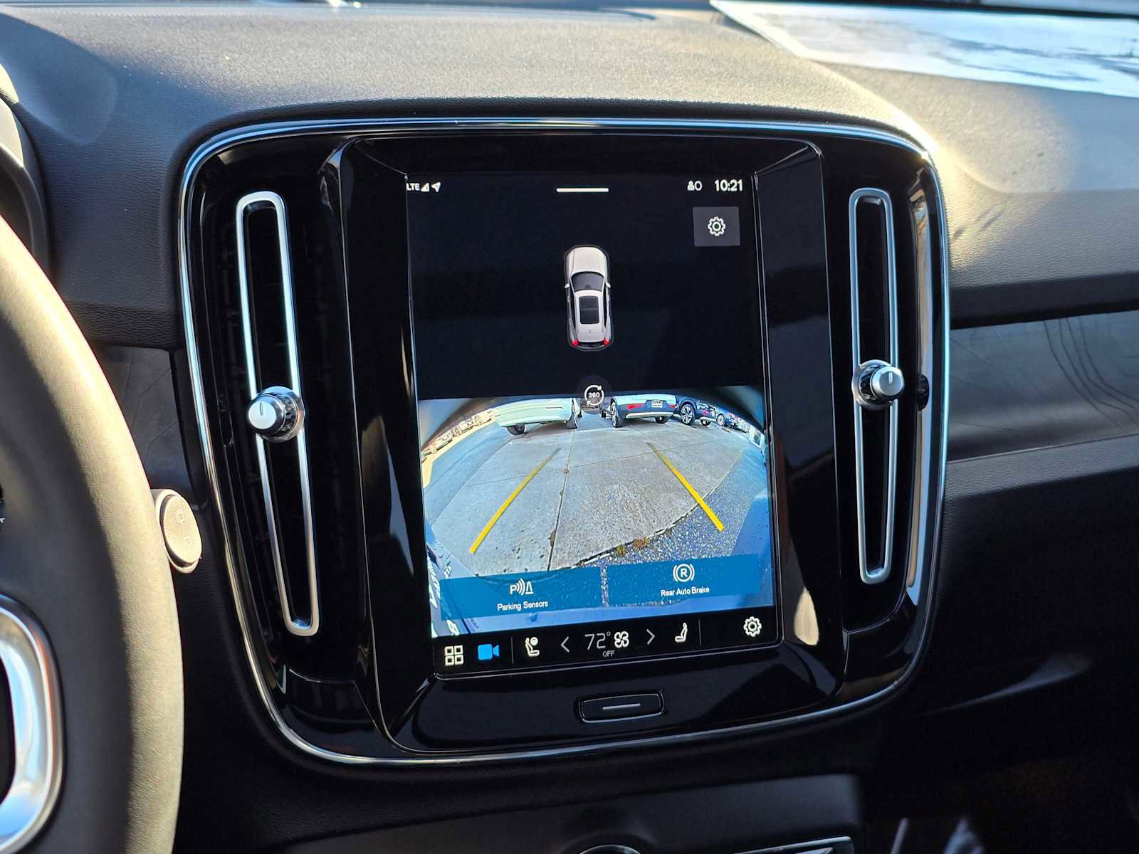 Used 2023 Volvo XC40 Recharge Plus w/ Protection Package Premier image 23