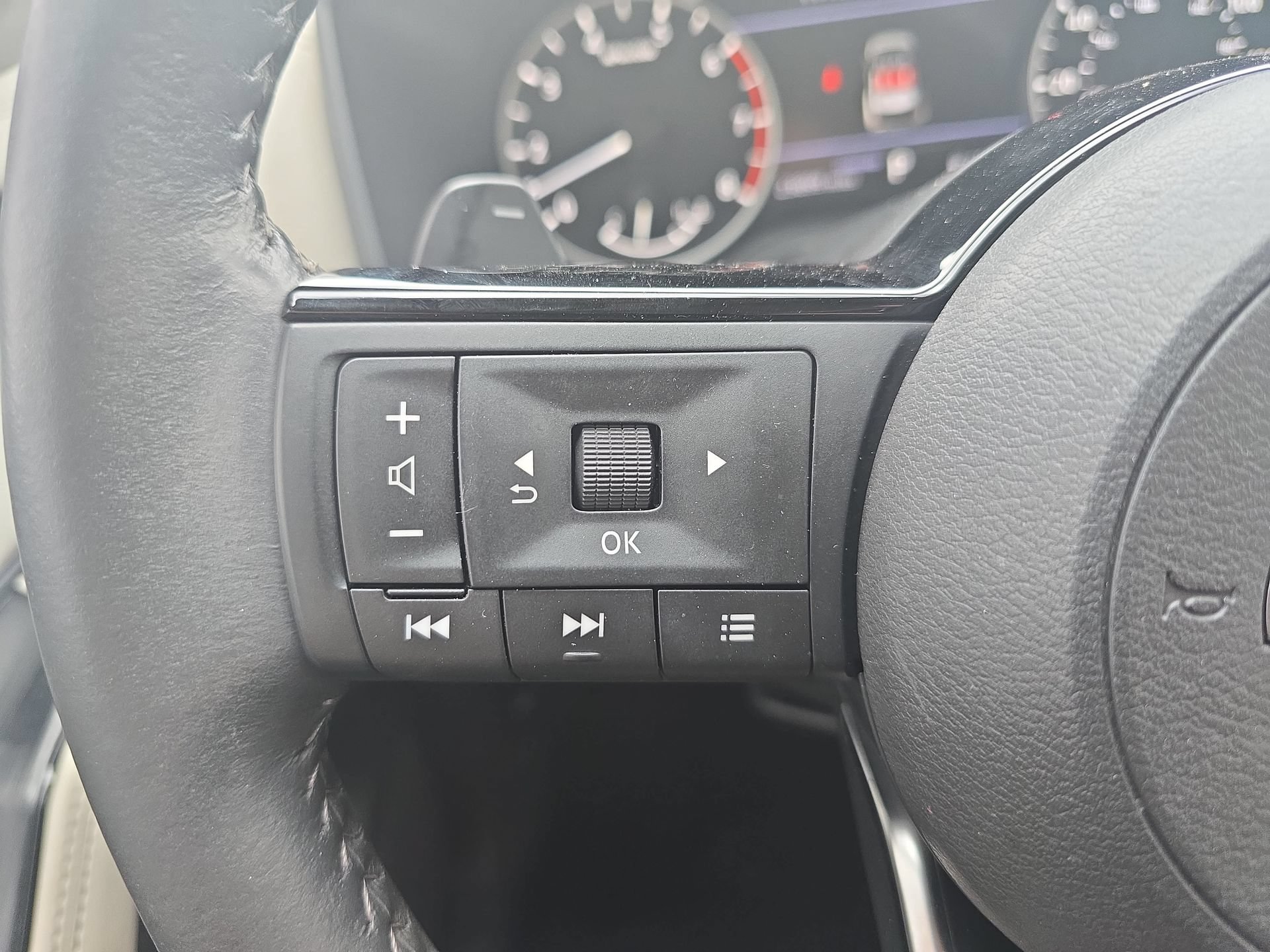 Used 2023 Nissan Rogue SL w/ SL Premium Package FWD image 17