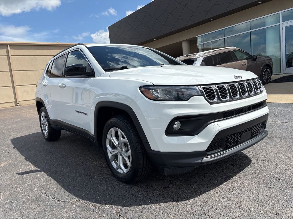 Used 2024 Jeep Compass Latitude image 3
