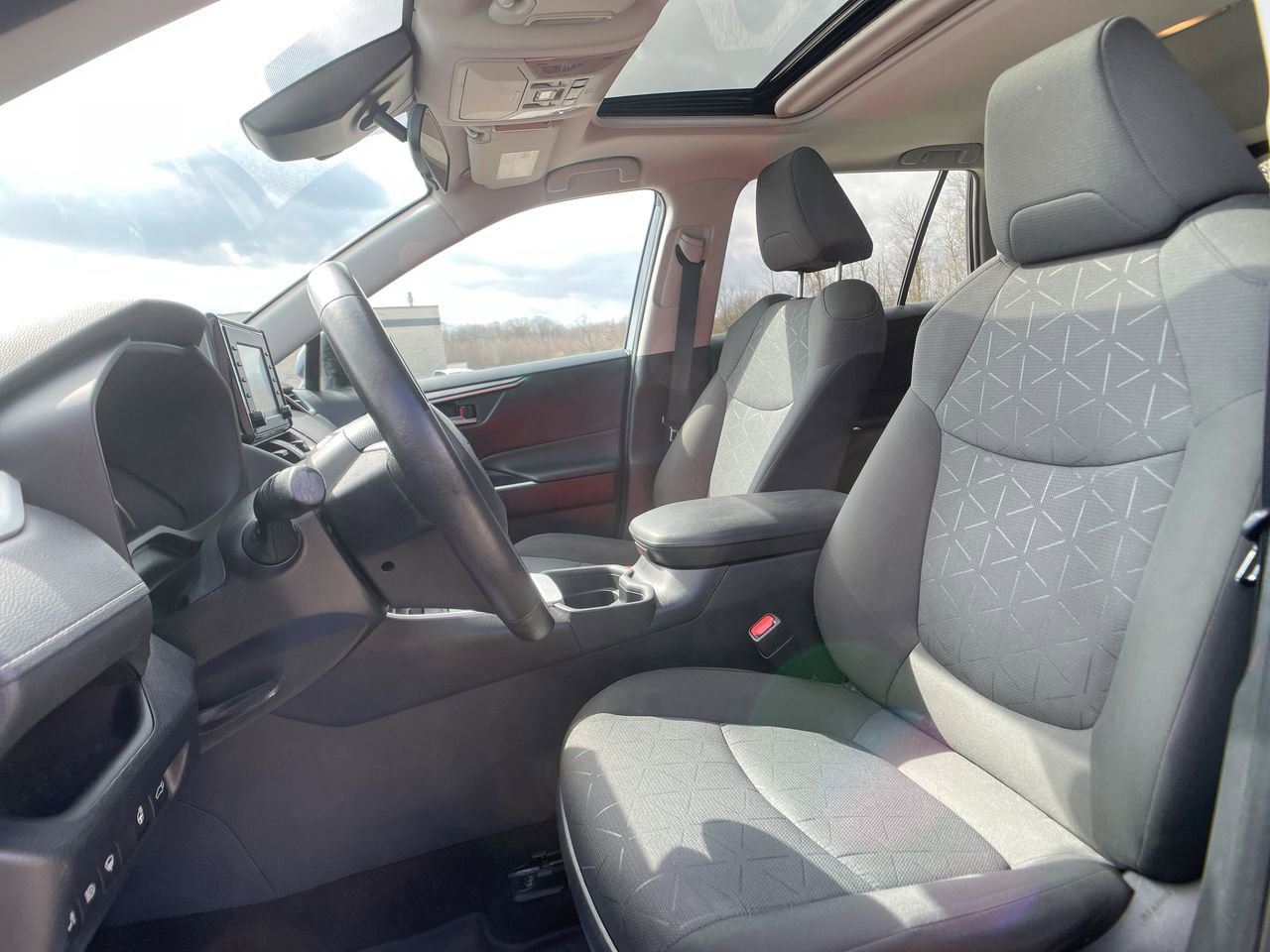 Used 2021 Toyota RAV4 XLE w/ Convenience Package image 12