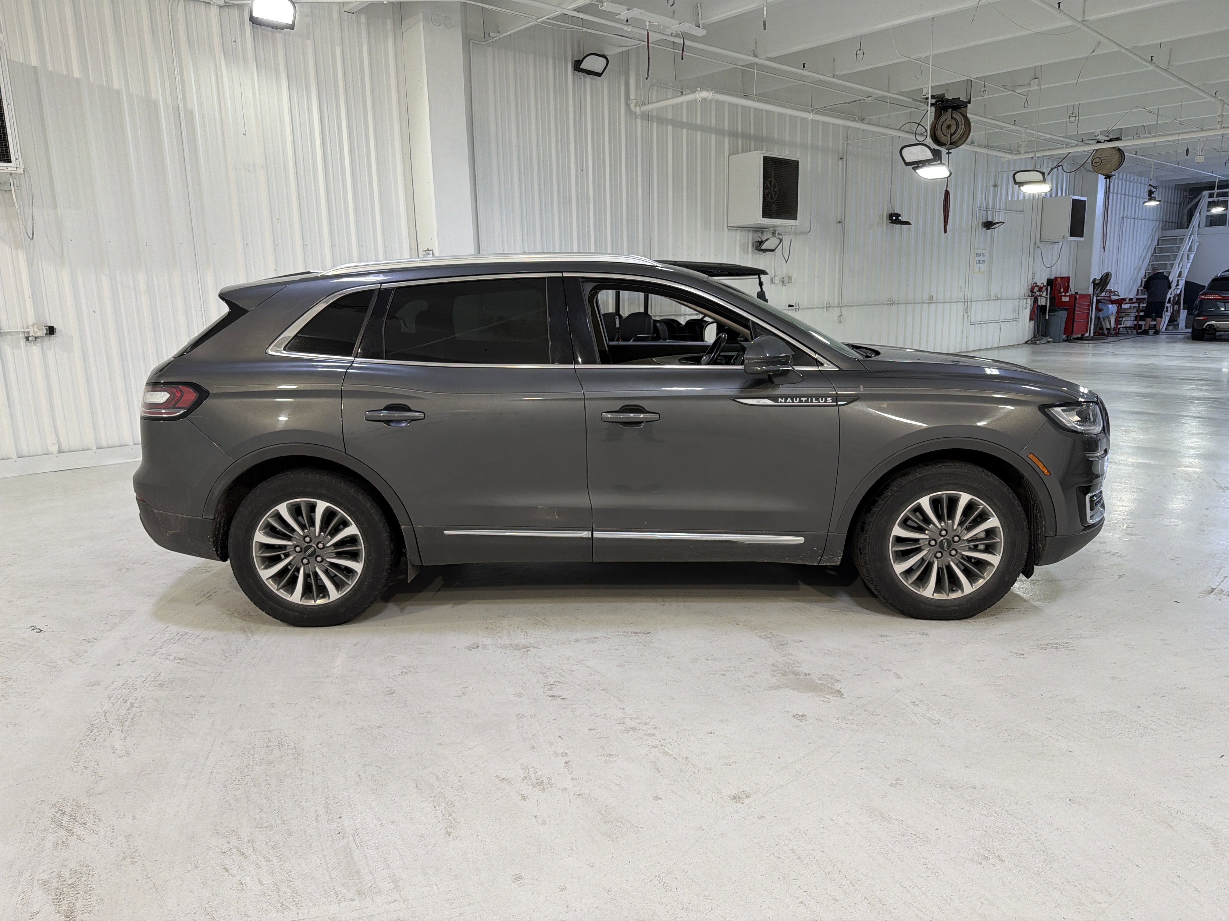 Used 2020 Lincoln Nautilus FWD w/ Equipment Group 101A image 6